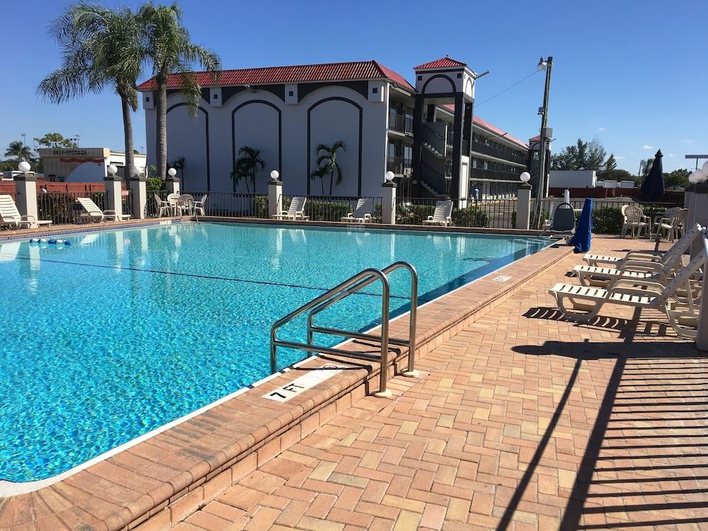 Days Inn By Wyndham Fort Myers Buitenkant foto