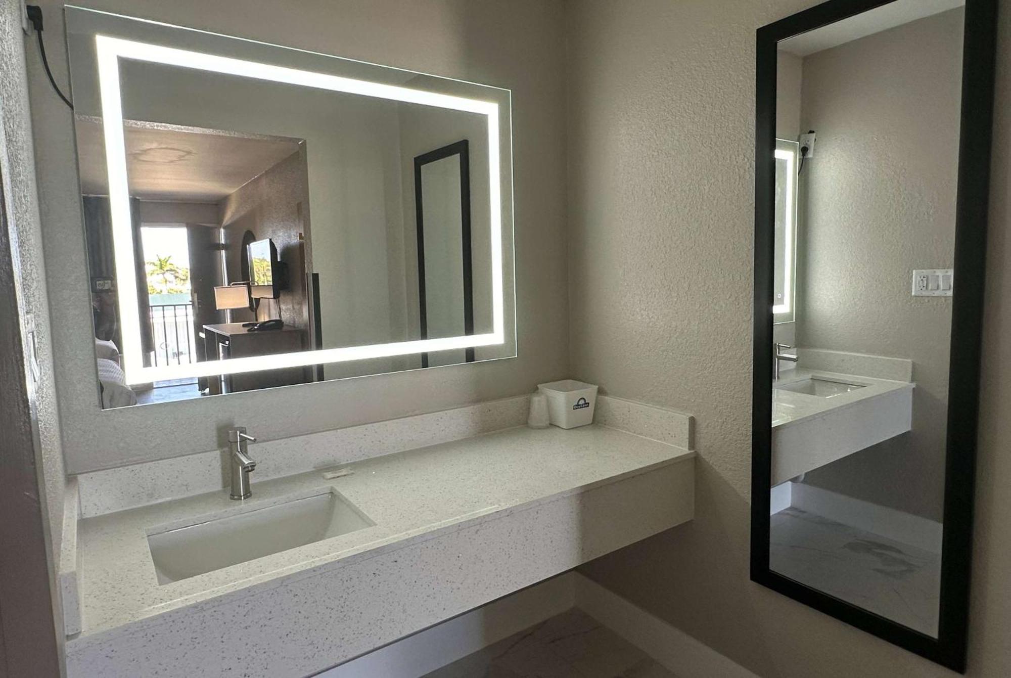 Days Inn By Wyndham Fort Myers Buitenkant foto