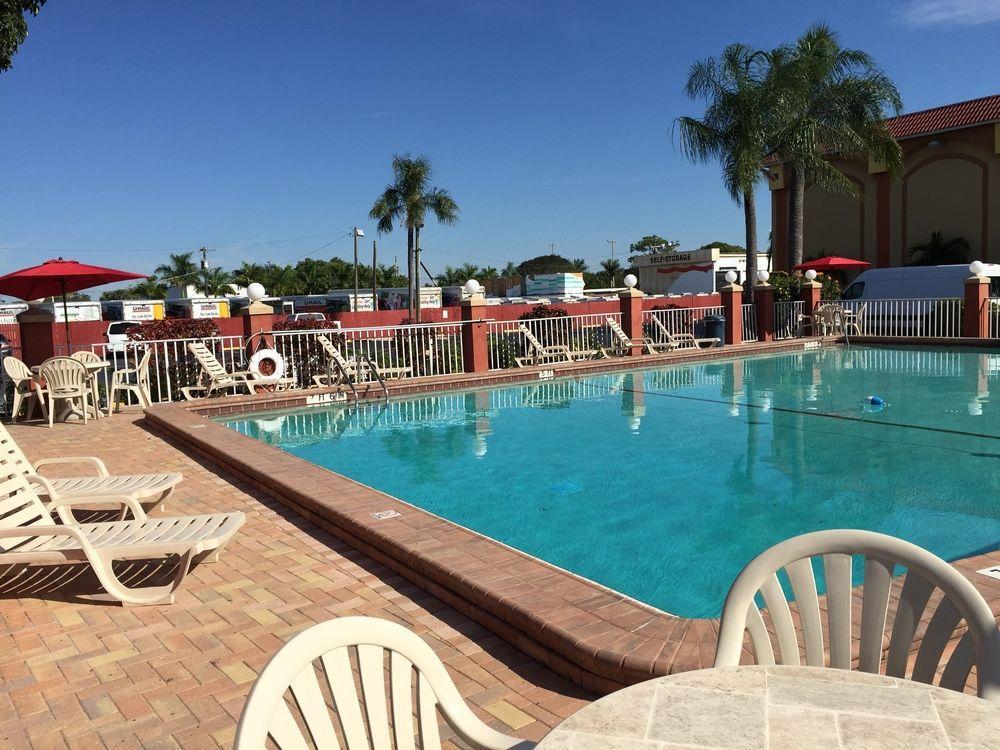 Days Inn By Wyndham Fort Myers Buitenkant foto